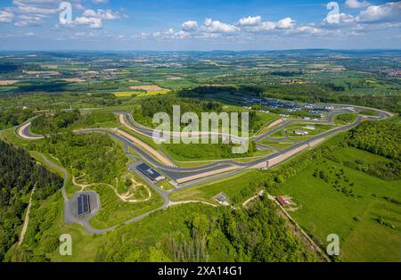 Aus der Vogelperspektive, Bilster Berg Rennstrecke, Test- und Präsentationsstrecke, parkähnliches Gelände mit Fahrerlager und Offroad-Kurs, Pömbsen, Bad Driburg, EAS Stockfoto