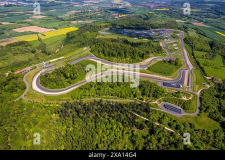 Aus der Vogelperspektive, Bilster Berg Rennstrecke, Test- und Präsentationsstrecke, parkähnliches Gelände mit Fahrerlager und Offroad-Kurs, Pömbsen, Bad Driburg, EAS Stockfoto