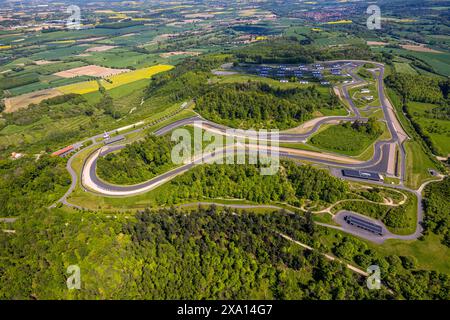 Aus der Vogelperspektive, Bilster Berg Rennstrecke, Test- und Präsentationsstrecke, parkähnliches Gelände mit Fahrerlager und Offroad-Kurs, Pömbsen, Bad Driburg, EAS Stockfoto