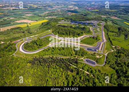 Aus der Vogelperspektive, Bilster Berg Rennstrecke, Test- und Präsentationsstrecke, parkähnliches Gelände mit Fahrerlager und Offroad-Kurs, Pömbsen, Bad Driburg, EAS Stockfoto