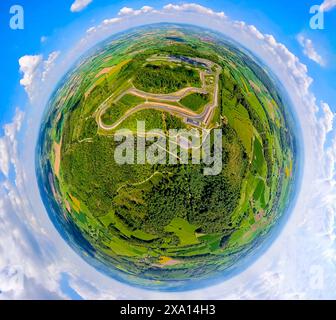 Aus der Vogelperspektive, Bilster Berg Rennstrecke, Test- und Präsentationsstrecke, parkähnliches Gelände mit Fahrerlager und Off-Road-Kurs, Globus, Fischaugenbild, 360 Stockfoto