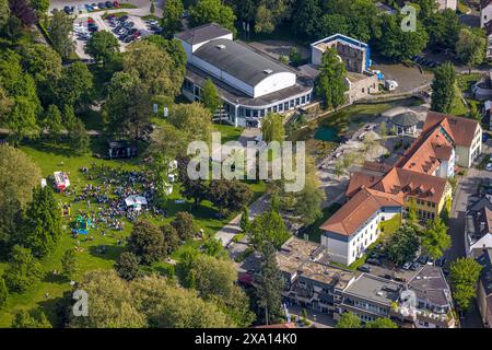 Aus der Vogelperspektive, Kongresshaus Bad Lippspringe, Arminiuspark mit Burgruine und Fluss Lippequelle und Pavillon Arminius Quelle, Vatertagsfest in Stockfoto