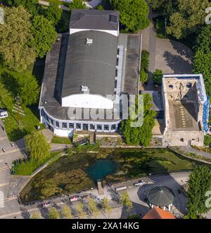 Luftansicht, Kongresshaus Bad Lippspringe, Arminiuspark mit Burgruine und Fluss Lippequelle und Arminius Quelle Pavillon, Bad Lippspringe, East We Stockfoto