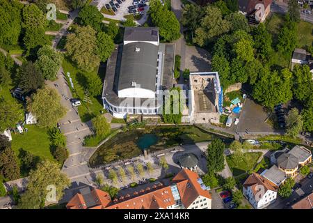 Luftansicht, Kongresshaus Bad Lippspringe, Arminiuspark mit Burgruine und Fluss Lippequelle und Arminius Quelle Pavillon, Bad Lippspringe, East We Stockfoto