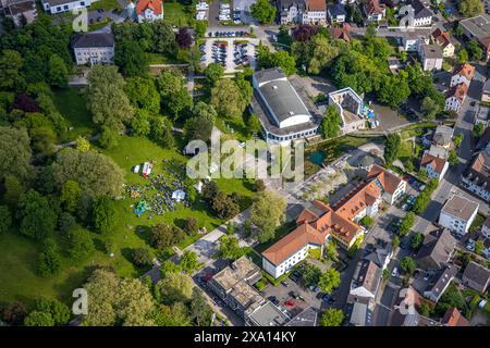 Aus der Vogelperspektive, Kongresshaus Bad Lippspringe, Arminiuspark mit Burgruine und Fluss Lippequelle und Pavillon Arminius Quelle, Vatertagsfest in Stockfoto