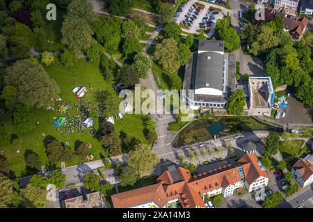 Aus der Vogelperspektive, Kongresshaus Bad Lippspringe, Arminiuspark mit Burgruine und Fluss Lippequelle und Pavillon Arminius Quelle, Vatertagsfest in Stockfoto