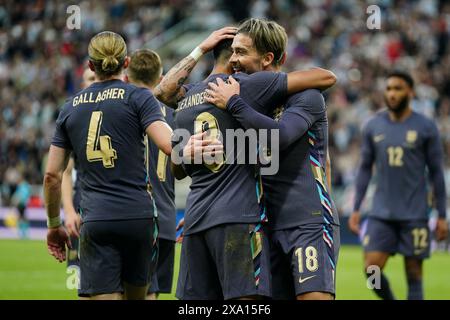 Der Engländer Trent Alexander-Arnold feiert, nachdem er mit Jack Grealish (rechts) während eines internationalen Freundschaftsspiels im St. James' Park, Newcastle, das zweite Tor des Spiels erzielt hat. Bilddatum: Montag, 3. Juni 2024. Stockfoto