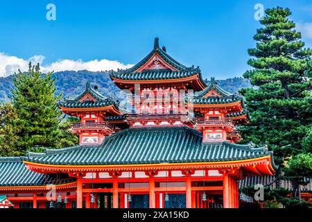 Farbenfroher großer roter Soryu-RO Blauer Drachenturm Heian Shinto-Schrein Kyoto Japan. Der 1895 erbaute Heian-Schrein ist eine Kopie der Kaiserpala des Kaisers Stockfoto