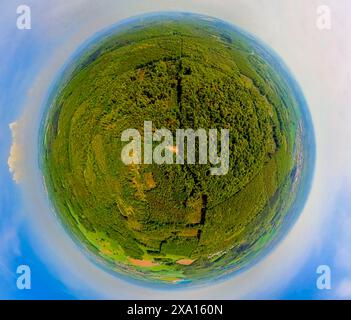 Luftaufnahme, Waldgebiet Kottenforst, in der Nähe des Wohnguts Villeprott, Naturschutzgebiet Waldville, Erdkugel, Fischaugenbild, 360-Grad-Bild, winzig Stockfoto