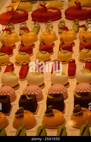 Eine Nahaufnahme verschiedener Süßigkeiten und Backwaren, die in Regalen in einer Bäckerei ausgestellt wurden Stockfoto