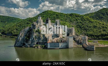 Mittelalterliche Burg auf einem Hügel am See Stockfoto