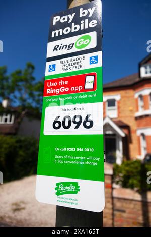 Schild mit der Bezahlung des Parkplatzes auf der Straße mit RingGo im London Borough of Bromley, Großbritannien Stockfoto