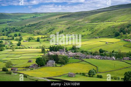 Das Dorf Muker, Swaledale, im Frühsommer, von Kisdon Hill. Yorkshire Dales National Park, Großbritannien. Stockfoto