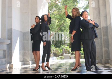Die vier Berufsfrauen in Geschäftskleidung posieren für ein Foto Stockfoto