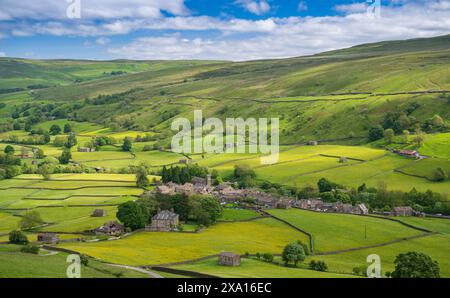 Das Dorf Muker, Swaledale, im Frühsommer, von Kisdon Hill. Yorkshire Dales National Park, Großbritannien. Stockfoto