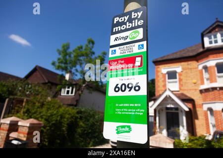 Schild mit der Bezahlung des Parkplatzes auf der Straße mit RingGo im London Borough of Bromley, Großbritannien Stockfoto