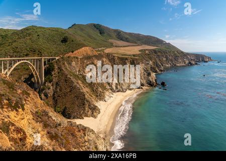 Ein Blick aus der Vogelperspektive auf die Bixby Creek Bridge über Big Sur, California Coast entlang des Highway 1 Stockfoto