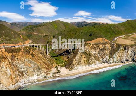 Ein malerischer Blick auf die Bixby Creek Bridge entlang der berühmten Highway 1 Road Kaliforniens Stockfoto