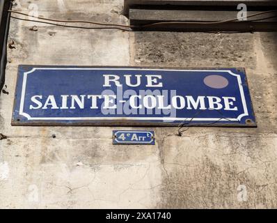 Blaues Schild an der Gebäudewand Stockfoto