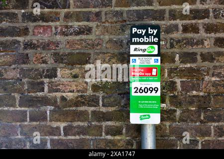 Schild mit der Bezahlung des Parkplatzes auf der Straße mit RingGo im London Borough of Bromley, Großbritannien Stockfoto