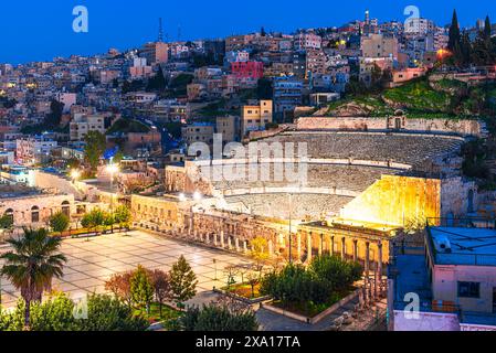 Amman, Jordanien: Nächtliche Übersicht über das römische Theater. Wahrzeichen von Amman. Naher Osten Stockfoto