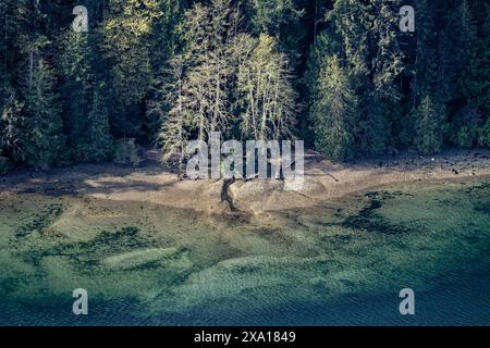 Ein Blick aus der Vogelperspektive auf die Burgoyne Bay vom Mount Maxwell, Salt Spring Island, BC, Kanada Stockfoto