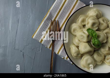 Servieren von Speisen mit Basilikumblatt mit Serviettenknödeln in der Schüssel, Draufsicht mit Platz für den Rezepttext im Copyspace. Stockfoto