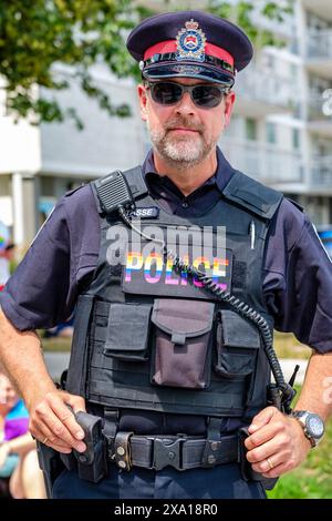 Polizisten, ehrliches Porträt eines Polizisten mit Stolz-Regenbogenfarben, LGBT, LGBTQ+ march Police Officer, London, Ontario, Kanada Stockfoto