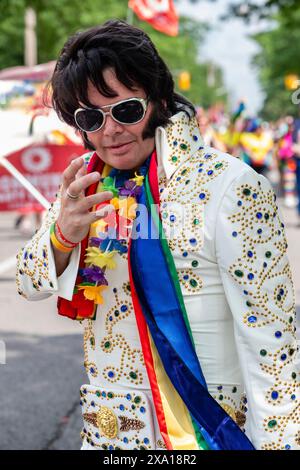 Elvis Presley Imitator posierte Porträt in weißem Kostüm in LGBTQ+ Farben, Pride Parade London, Ontario, Kanada Stockfoto