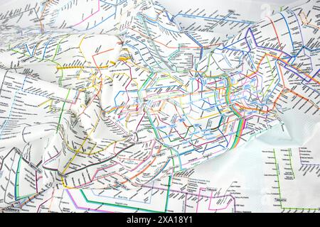 Eine zerknitterte Tokio Metro-Karte – Wales, Großbritannien – 19. Mai 2024 Stockfoto