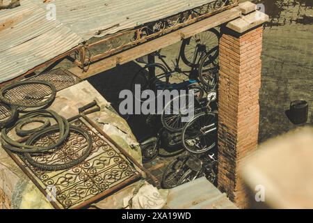 Die Fahrräder stapelten sich auf dem alten Gebäude, mehr darauf, Marrakesch, Marokko Stockfoto