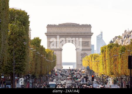 Überfüllte Straße mit Verkehr in der Nähe des Arc de Triomphe, Paris, Frankreich Stockfoto