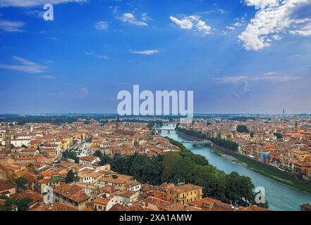 Ein Blick aus der Luft auf einen sonnigen Tag in Verona, Italien Stockfoto
