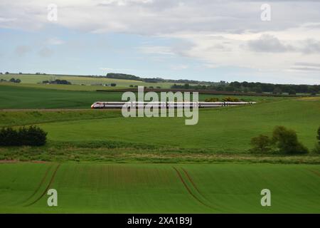 Ein LNER Azuma-Zug fährt im Mai 2024 durch die Landschaft Angus bei Inverkeilor an der Ostküste Schottlands. Stockfoto