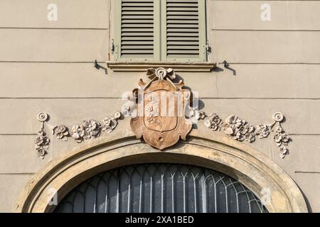 Wappen mit drei Rosen in der Mitte der Blumengirlanden auf dem Portal eines alten Palastes auf der Piazza Carlo Emanuele II, Turin, Italien Stockfoto