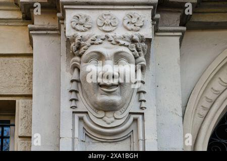 Hochrelief mit einem lächelnden männlichen Gesicht an der Fassade des Palazzo Roero di Guarene (1730, Filippo Juvarra) auf der Piazza Carlo Emanuele II, Turin, Italien Stockfoto