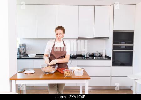 Eine Frau steht in einer Küche und bereitet Essen zu Stockfoto