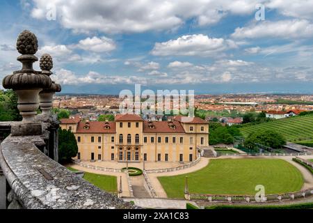 Stadtbild von Turin, Italien, Blick von der Villa della Regina, Residenz der Savoyenköniginnen mit historischem Weinberg und Blick auf die Mole Antonelliana Stockfoto