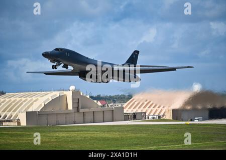 Yigo, Usa. 31. Mai 2024. Ein strategisches Überschallflugzeug der US Air Force B-1B Lancer, das der 37th Expeditionary Bomb Squadron zugeordnet ist, steigt aus, nachdem es am 31. Mai 2024 von der Andersen Air Force Base in Yigo, Guam, gestartet wurde. Gutschrift: SSgt. Jake Jacobsen/USA Air Force Photo/Alamy Live News Stockfoto