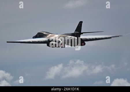 Yigo, Usa. 31. Mai 2024. Ein strategisches Überschallflugzeug der US Air Force B-1B Lancer, das der 37th Expeditionary Bomb Squadron zugeordnet ist, steigt aus, nachdem es am 31. Mai 2024 von der Andersen Air Force Base in Yigo, Guam, gestartet wurde. Gutschrift: SSgt. Jake Jacobsen/USA Air Force Photo/Alamy Live News Stockfoto