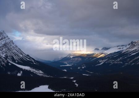 Die schneebedeckte Berglandschaft mit Sonnenschein von hinten. Stockfoto