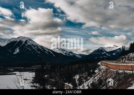 Ein malerischer Blick auf die schneebedeckten Berge unter einem bewölkten Himmel. Stockfoto