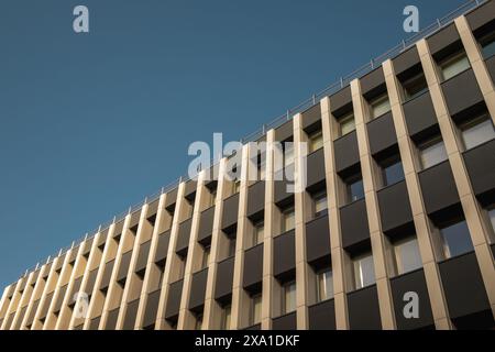 Das Äußere eines mehrstöckigen Apartmentgebäudes Stockfoto