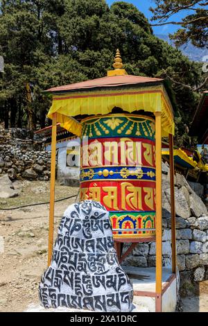 Nepal heilige Steine Mani mit Mantra geschrieben und geschnitzt auf der Oberfläche. Gebetsteinen auf dem Bergwanderweg auf dem Everest Base Camp Trek Stockfoto