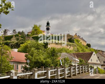 Der Blick auf die Festung Petrovaradin an einem bewölkten Tag, Serbien Stockfoto