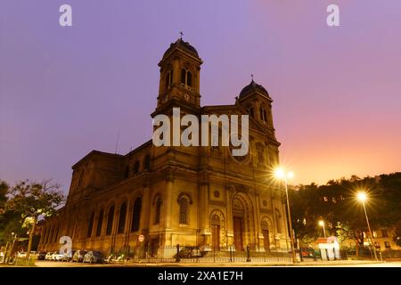 Kirche Saint-Francois-Xavier bei Nacht vom Boulevard des Invalides in Paris, Frankreich Stockfoto