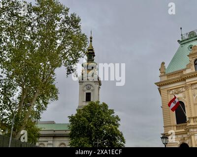 Zwei Hochhäuser mit Türmen und Skulpturen an der Fassade Stockfoto