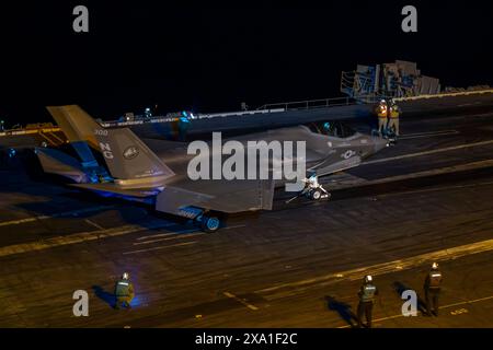 San Diego, Usa. Mai 2024. Ein US-Marine Corps F-35C Lightning II, Tarnjäger mit der Black Knights of Marine Fighter Attack Squadron 314, startet vom Flugdeck des Flugzeugträgers USS Abraham Lincoln der Nimitz-Klasse, der am 27. Mai 2024 vor der Küste Kaliforniens auf dem Pazifik operiert. Quelle: MC2 Michael Cintron/USA Navy/Alamy Live News Stockfoto