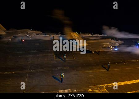 San Diego, Usa. Mai 2024. Zwei US Marine Corps F-35C Lightning II, Tarnjäger, die der Marine Fighter Attack Squadron 314 zugeordnet sind, bereiten sich auf den Side-by-Side-Start vom Flugdeck des Nimitz-Klasse-Flugzeugträgers USS Abraham Lincoln vor, der am 27. Mai 2024 vor der Küste Kaliforniens im Pazifik operiert. Quelle: MC2 Michael Cintron/USA Navy/Alamy Live News Stockfoto