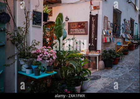 Charmante La Templanza Bibliothek in der Altstadt von Peñiscola, Castellon, Valencianische Gemeinde, Spanien Stockfoto